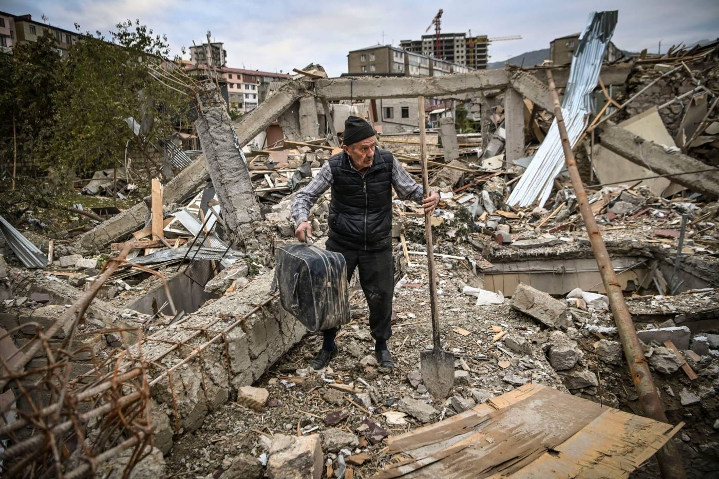 Dele af byen Stepanakert i Nagorno-Karabakh ligger i ruiner efter krigen i 2020 mellem Armenien og Aserbajdsjan.   Foto: Aris Messinis/AFP/NTB.